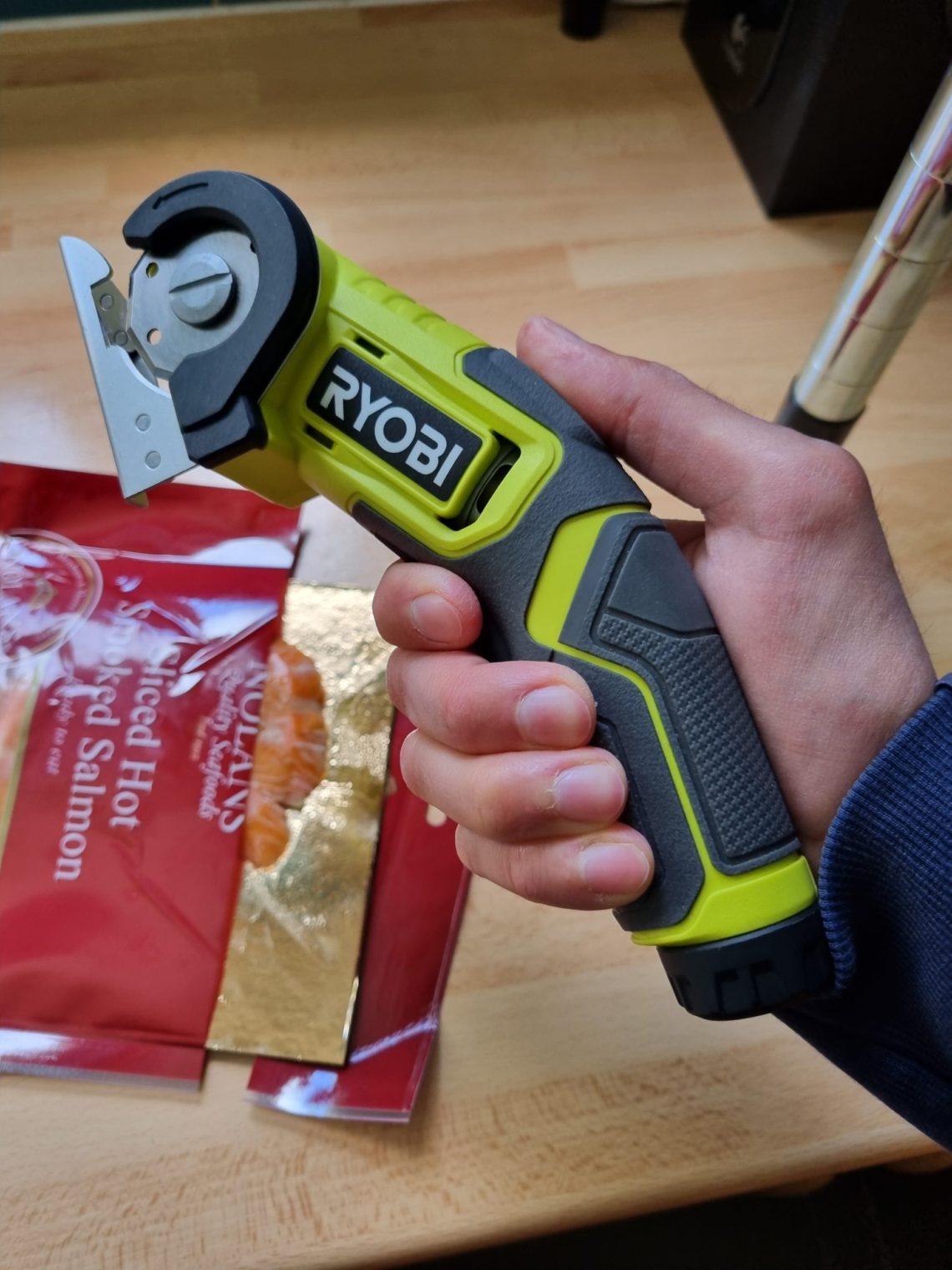 Ryobi RCT4-120G 4V Cordless Cutting Tool